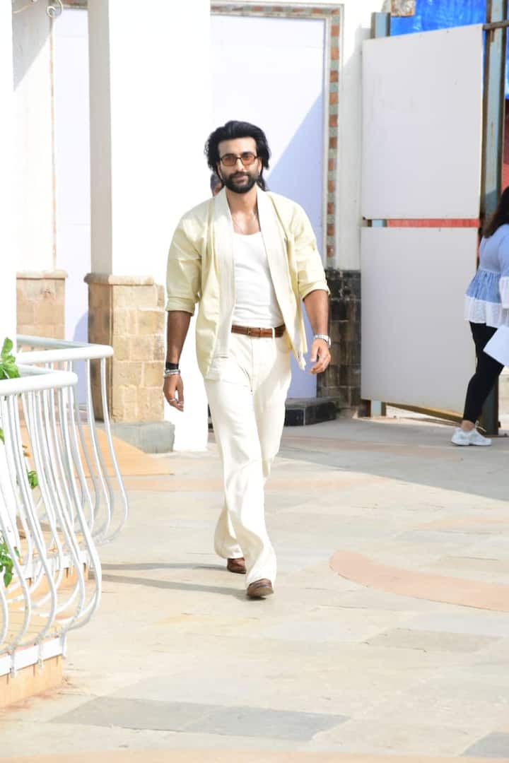 इसके साथ ही मीजान जाफरी ने भी अपनी डैशिंग पर्सनैलिटी से लाइमलाइट चुराई. ऑफ व्हाइट आउटफिट में अपने कैजुअल लुक से एक्टर खूब वाहवाही बटोर रहे हैं. बता दें, रकुल प्रीत सिंह और अजय देवगन की ये मल्टी स्टारर फिल्म 'दे दे प्यार दे 2' थिएटर्स में 14 नवंबर को रिलीज होगी.