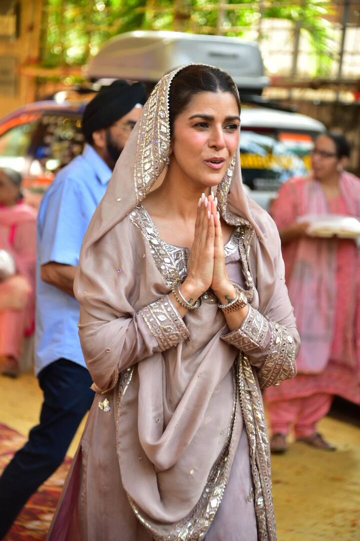 दसवीं एक्ट्रेस ने हाथ जोड़कर पैप्स को ग्रीट किया. उनकी ये अंदाज हर किसी का दिल छू गया.