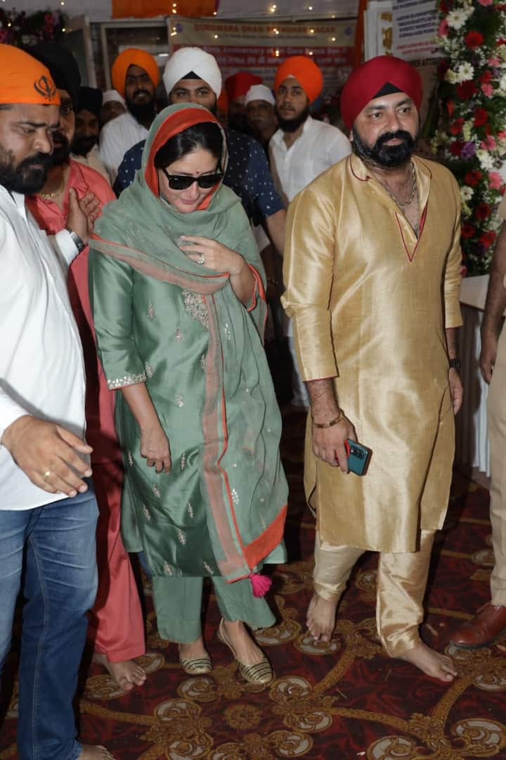 गुरु नानक जयंती पर करीना कपूर सादगी भरे अंदाज में गुरुद्वारे पहुंचीं. सिर पर दुपट्टा लिए उन्होंने आशीर्वाद लिया. बेबो की तस्वीरें सोशल मीडिया पर बहुत पसंद की जा रही हैं.