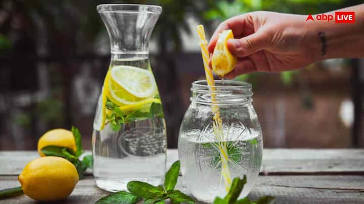 नींबू में मौजूद विटामिन C शरीर से यूरिक एसिड को बाहर निकालने में मदद करता है. चेरी और स्ट्रॉबेरी जैसे फल सूजन कम करते हैं. सुबह खाली पेट हल्का गर्म नींबू पानी पिएं. हर दिन एक कटोरी चेरी या स्ट्रॉबेरी खाने की कोशिश करें.