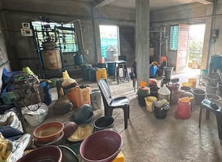 Valsad: નેઈલપોલિશની આડમાં ચાલતી ડ્રગ્સ ફેક્ટરીનો પર્દાફાશ, 22 કરોડથી વધુના મુદ્દામાલ સાથે 4 ઝડપાયા