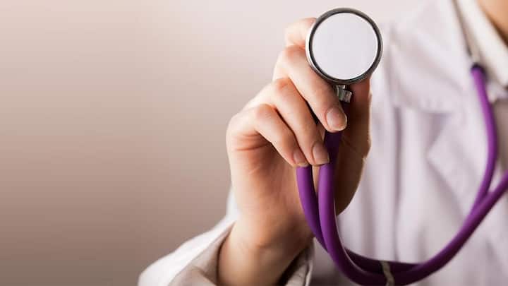 మీరు గ్రామీణ ప్రాంతానికి చెందిన వారైతే, మీ కుటుంబం ఈ జాబితాలో చేరవచ్చు. పట్టణ ప్రాంతాల్లో పనిచేసే కార్మికులు, రిక్షా కార్మికులు, గృహ కార్మికులు, చిన్న దుకాణదారులు కూడా దీనికి అర్హులు. ఈ పథకం లక్ష్యం ఏమిటంటే, ఖరీదైన వైద్య చికిత్స చేయించుకోలేని వారికి ఆరోగ్య భద్రతను అందించడం.