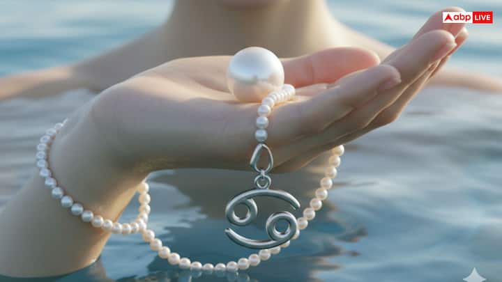 Wearing pearl gemstone for Cancer zodiac sign provides mental peace, increased self-confidence, and emotional stability. It helps in reducing anger and stress, thereby creating sweetness in relationships and achieving success in career.