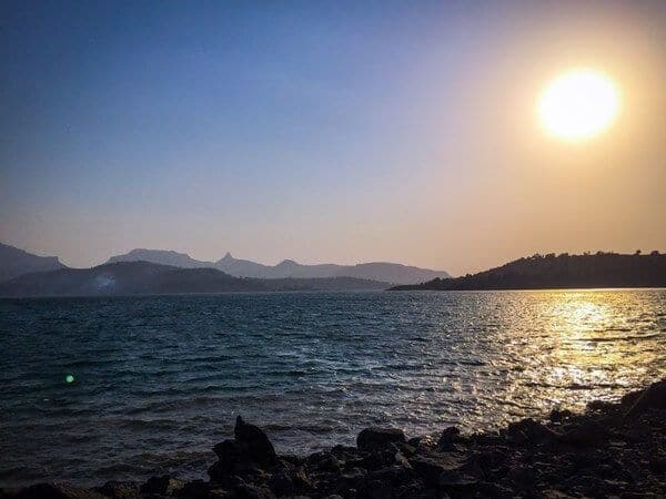 येथे सूर्योदय आणि सूर्यास्ताचे दृश्य मन मोहून टाकतात. अनेक ट्रेकर्स आणि निसर्गप्रेमी या ठिकाणी भेट देतात.