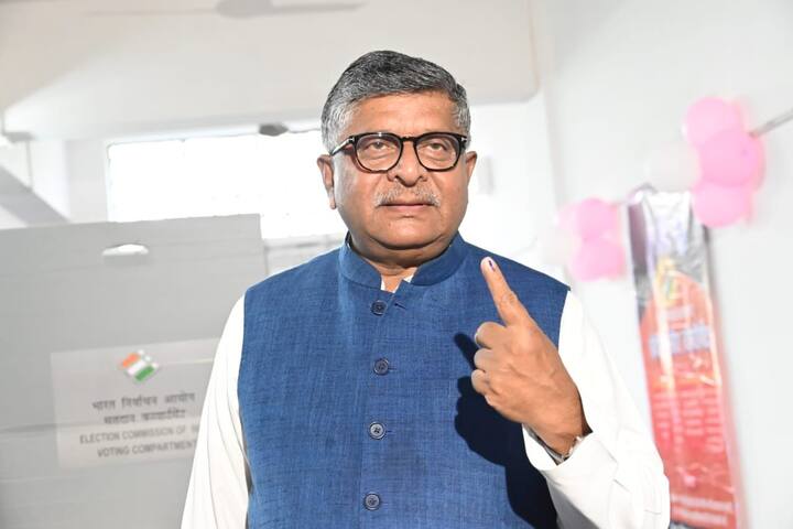बीजेपी सांसद और पूर्व केंद्रीय मंत्री रविशंकर प्रसाद ने विश्वास जताया कि बिहार में राजग की सरकार आराम से बनेगी. उन्होंने कहा, “जनता बड़ी संख्या में दोनों चरणों में मतदान करेगी. मैं बिहार के मतदाताओं पर गर्व करता हूं.”