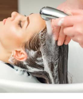 ਕਰਲੀ ਵਾਲਾਂ ਦੀ ਬਣਤਰ ਵਿੱਚ, ਸੀਬਮ ਨੂੰ ਸਕੈਲਪ ਤੋਂ ਵਾਲਾਂ ਦੀ ਲੰਬਾਈ ਤੱਕ ਪਹੁੰਚਣ ਵਿਚ ਵੱਧ ਸਮਾਂ ਲੱਗਦਾ ਹੈ। ਇਸ ਲਈ, ਇਨ੍ਹਾਂ ਵਾਲਾਂ ਨੂੰ ਕੁਦਰਤੀ ਤੌਰ 'ਤੇ ਨਮੀ ਦੀ ਬਹੁਤ ਜ਼ਰੂਰਤ ਹੁੰਦੀ ਹੈ। ਅਜਿਹੇ ਵਾਲਾਂ ਲਈ ਹਫ਼ਤੇ ਵਿਚ ਇਕ ਵਾਰੀ ਸ਼ੈਂਪੂ ਕਰਨਾ ਕਾਫ਼ੀ ਹੁੰਦਾ ਹੈ। ਵਿਚ-ਵਿਚ 'ਚ ਸਿਰਫ਼ ਕੰਡੀਸ਼ਨਿੰਗ ਵੀ ਕੀਤੀ ਜਾ ਸਕਦੀ ਹੈ।