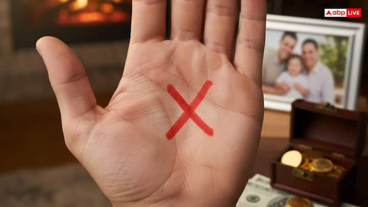 చేతి మీద X గుర్తు కుటుంబం, బంధుత్వంతో సానుకూల సంబంధాన్ని కలిగి ఉంటుంది, ఎందుకంటే ఇది సాధారణంగా వ్యక్తిని అదృష్టవంతుడిగా, ధనవంతుడిగా .. సమాజంలో గౌరవంగా చేస్తుంది. అలాంటి వ్యక్తులు తరచుగా తమ కుటుంబానికి అంకితమవుతారు, వారి సంబంధాలు బలంగా ఉంటాయి