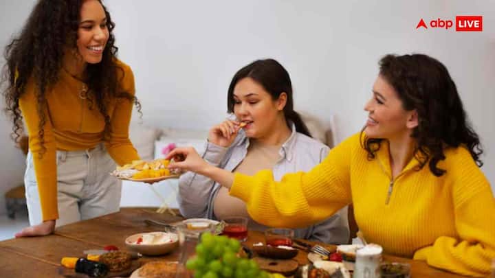 भारत में हाथ से खाना सिर्फ आदत नहीं, बल्कि सम्मान और अपनापन दिखाने का तरीका भी है. यह खाने को एक संस्कार की तरह देखने की परंपरा से जुड़ा है. जहां खाना सिर्फ पेट भरने का साधन नहीं, बल्कि जुड़ाव का प्रतीक होता है.