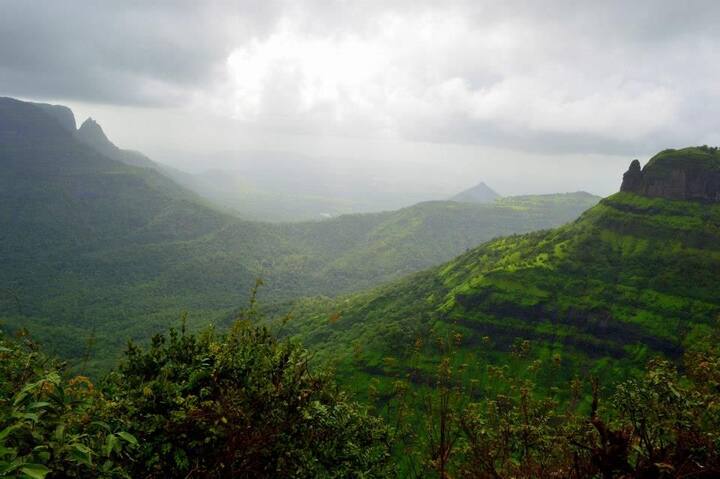 सध्या नोव्हेंबरचा महिना सुरु झाला आहे आणि थंडीच्या या दिवसांत महाराष्ट्रातील हिल स्टेशनला भेट देणं म्हणजे एक अविस्मरणीय अनुभव ठरू शकतो.