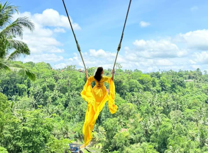 हिरव्या डोंगरांच्या कुशीत, हवेत झोका घेत अमृताने काही फोटो चाहत्यांसोबत शेअर केले आहेत.