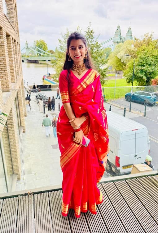 मैथिली ठाकुर की एजुकेशन- मैथिली ठाकुर ने दिल्ली यूनिवर्सिटी के भारती कॉलेज से बी.ए. प्रोग्राम किया है.