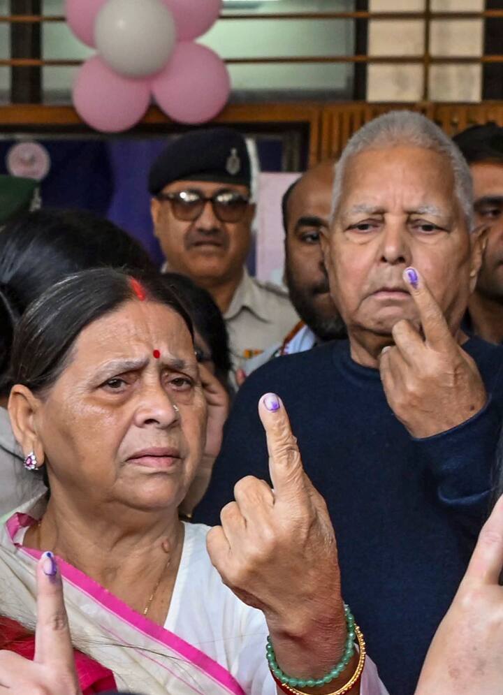 राबड़ी देवी ने भी जनता से “वोट डालने और बदलाव लाने” की अपील की. उन्होंने दोनों बेटों तेजस्वी और तेज प्रताप के लिए सफलता की कामना की. तेजस्वी की बहन रोहिणी आचार्य ने कहा, “इस बार बिहार की जनता डबल इंजन सरकार को हराएगी. बिहार के बेरोजगार भाइयों को रोजगार मिलेगा और राज्य के बाहर भटक रहे लोगों को राहत मिलेगी.”