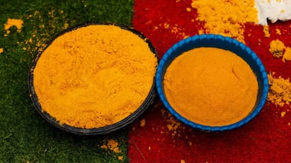 மஞ்சள் கல்லீரலை நச்சு நீக்கவும் உதவுகிறது. இது உடலில் இருந்து நச்சுகளை நீக்கி கல்லீரல் செயல்பாட்டை மேம்படுத்துகிறது.