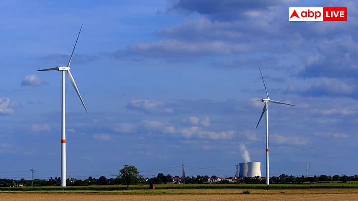 दुनिया भर में उत्पादित कुल बिजली में परमाणु ऊर्जा का योगदान सिर्फ 9% से 10% है. हालांकि यह काफी कम लग सकता है लेकिन यह परमाणु ऊर्जा को प्रमुख स्वच्छ ऊर्जा स्रोतों में से एक बनाता है. क्योंकि परमाणु ऊर्जा संयंत्र कोयला, गैस या तेल जलाए बिना बिजली का उत्पादन करते हैं इसलिए वे कार्बन उत्सर्जन को कम करने में मदद करते हैं.