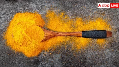 மஞ்சளில் அழற்சி எதிர்ப்பு மற்றும் ஆக்ஸிஜனேற்ற பண்புகள் உள்ளன, அவை சருமத்தை உள்ளிருந்து பளபளப்பாக்குகின்றன. இது முகப்பரு, தழும்புகள் மற்றும் பழுப்பு நிறத்தைக் குறைக்கவும் உதவுகிறது.