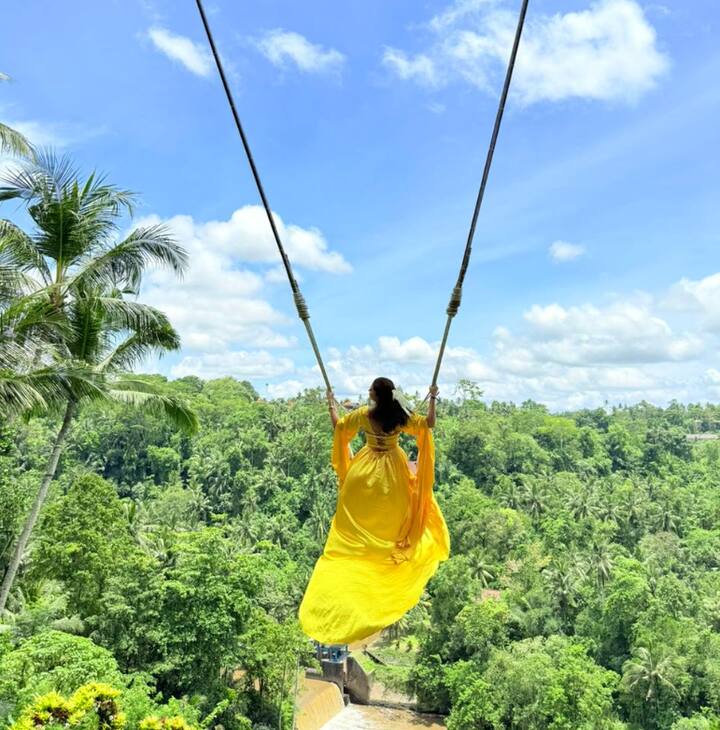 या फोटोमध्ये अमृताचा ड्रेस, तिच्या pose आणि अंदाजाने चाहत्यांना भुरळ घातलीय