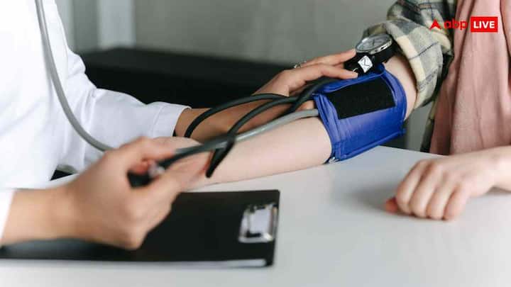 अगर आपका ब्लड प्रेशर बार-बार 140/90 mmHg से ऊपर जा रहा है, तो यह भी एक चेतावनी संकेत है. इंसुलिन रेसिस्टेंस के कारण ब्लड वेसेल्स सख्त होने लगती हैं, जिससे ब्लड प्रेशर बढ़ता है. यह स्थिति न सिर्फ दिल बल्कि लिवर पर भी अतिरिक्त दबाव डालती है. ऐसे में इससे बचने के लिए अपनी डाइट में तेल, चीनी और प्रोसेस्ड फूड कम करें, रोजाना कम से कम 30 मिनट चलना या एक्सरसाइज करना शुरू करें, नींद पूरी लें और तनाव कम करें.