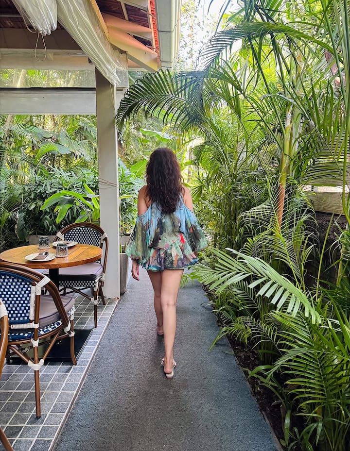 जायसवाल को तेलुगु पीरियड ड्रामा कांचे (2015) से भी सफलता मिली, जिसके लिए उन्हें सर्वश्रेष्ठ नवोदित अभिनेत्री का साउथ अवार्ड मिला। उसके बाद से उन्होंने कभी पीछे मुड़कर नहीं देखा और अब दक्षिण की उभरती हुई स्टार हैं।