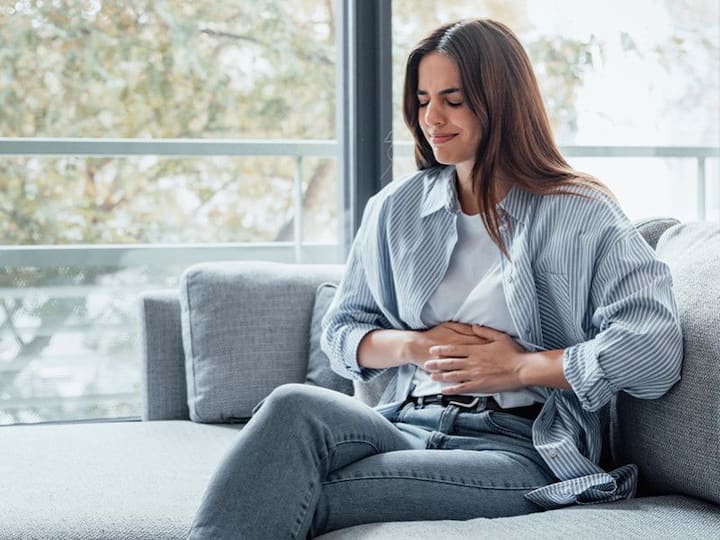 त्याऐवजी दही भात, ओट्स, मूग डाळीची खिचडी किंवा फळं असा हलका आहार घ्यावा.