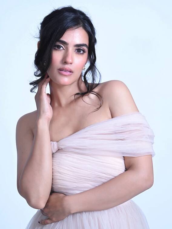 સ્ટાઇલિશ લુકમાં જોવા મળી કાવ્યા થાપર