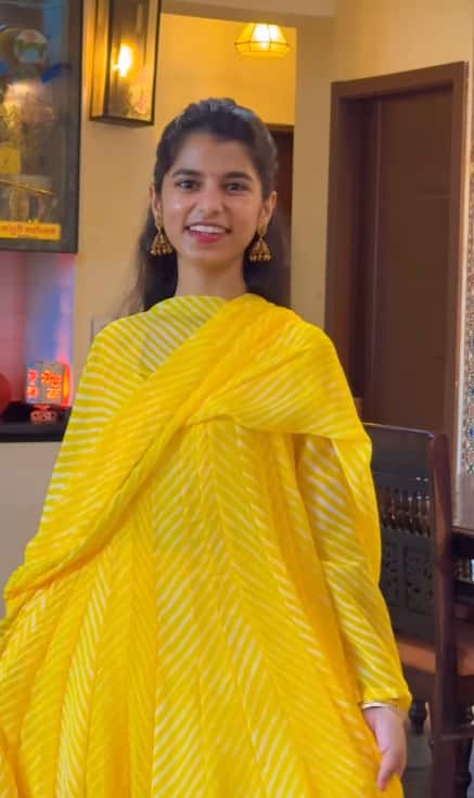 मैथिली ठाकुर की इनकम- मैथिली ठाकुर की कमाई का जरिया सिंगिंग, सोशल मीडिया और ब्रांड इन्डोसमेंट है वे अपने शो से खूब कमाई करती हैं. उनके एक शो की फीस 5 से 7 लाख रुपये बताई जाती है और वे महीने में 12 से 15 शो करती हैं. इस लिहाज से मैथिली की एक्सपेक्टेड मंथली इनकम 90 लाख रुपये से एक करोड़ रुपये है.