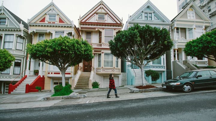 The residents here are not just rich, but are also the most influential people in the tech industry who decide the direction of the world. The biggest feature of Atherton is its peace and privacy. The roads here are wide, there are tall trees and greenery around the houses, which make it different from other areas.