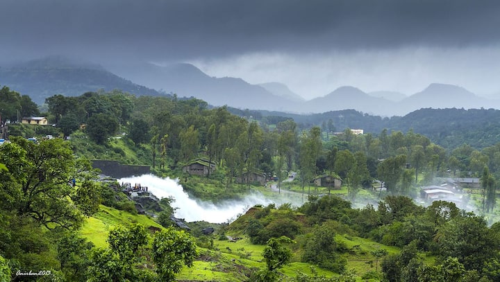 भंडारदरा हे अजून एक अप्रतिम हिल स्टेशन आहे. येथे मोठे तलाव, सुंदर धबधबे आणि उंच डोंगर आहेत.