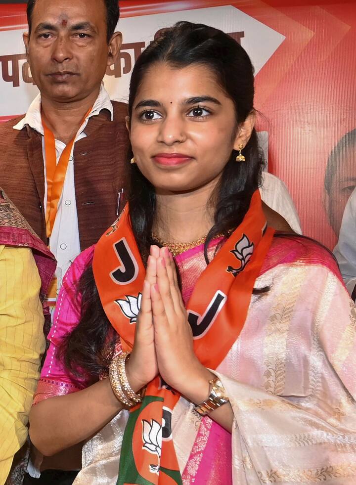 अलीनगर से बीजेपी उम्मीदवार मैथिली ठाकुर ने कहा, “अगर मैं जीतती हूं, तो घोषणापत्र में बताए गए प्रोजेक्ट और योजनाओं को पूरा करना मेरा पहला लक्ष्य होगा. साथ ही मैं एक सांस्कृतिक केंद्र, केंद्रीय विद्यालय, डिग्री कॉलेज और बेहतर सड़कों के निर्माण पर ध्यान दूंगी.”