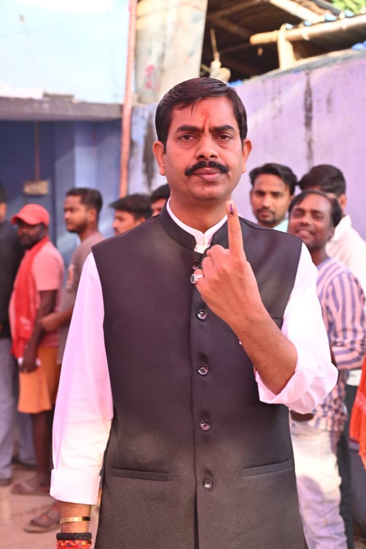 बीजेपी एमएलसी जीवन कुमार ने मतदान करने के बाद कहा कि आज मैंने सिर्फ एक वोट नहीं, बल्कि विकसित और सशक्त बिहार के लिए अपना विश्वास दर्ज किया है. जिस तरह से मतदाताओं का उत्साह दिख रहा है, उससे साफ है कि जनता ने एनडीए के सुशासन, विकास और जनकल्याणकारी नीतियों पर मुहर लगा दी है. जीत हमारी ही होगी.