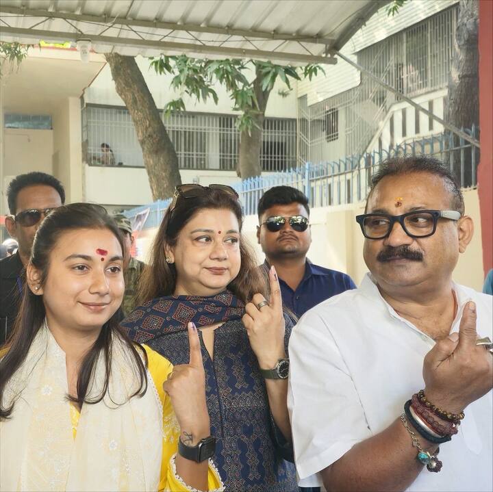 लोक जनशक्ति पार्टी (रामविलास) की सांसद शंभवी चौधरी ने कहा, “मैं एक समृद्ध, सशक्त और आत्मनिर्भर बिहार के लिए वोट करती हूं. सभी से अपील है कि बड़ी संख्या में बाहर निकलें और मतदान करें.”