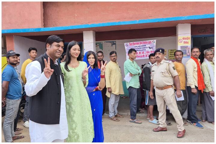 वीआईपी प्रमुख और महागठबंधन के उपमुख्यमंत्री पद के उम्मीदवार मुकेश सहनी ने दरभंगा जिले के गौरा बौराम में परिवार सहित वोट डाला. उन्होंने कहा, “यह नीतीश कुमार का आखिरी चुनाव है. वे जितने वादे करना चाहें कर लें, लेकिन हमारे पास बिहार के लिए एक दीर्घकालिक दृष्टि है. हमने अपनी बातें बहुत जिम्मेदारी से रखी हैं.”
