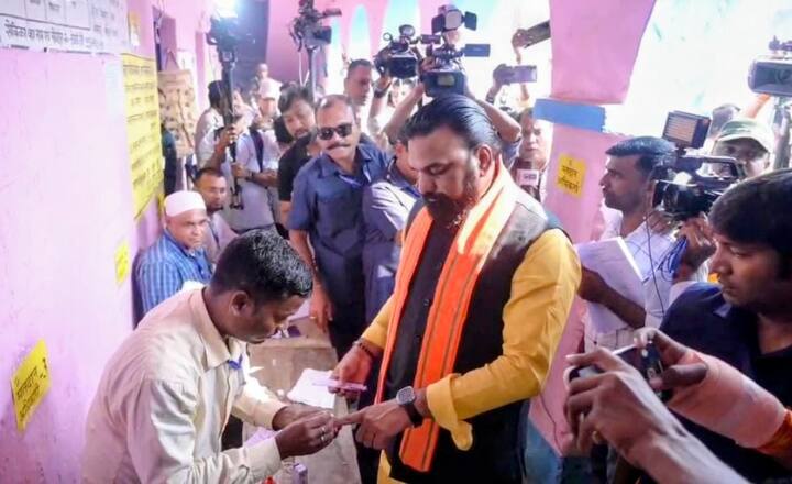 उपमुख्यमंत्री सम्राट चौधरी ने तारापुर में मतदान करने के बाद कहा, “नीतीश कुमार ने जो काम किया है, वह जारी रहना चाहिए. आज जो परिवर्तन हम देख रहे हैं, वह वर्षों के परिश्रम का परिणाम है. विकास के लिए वोट करें.”