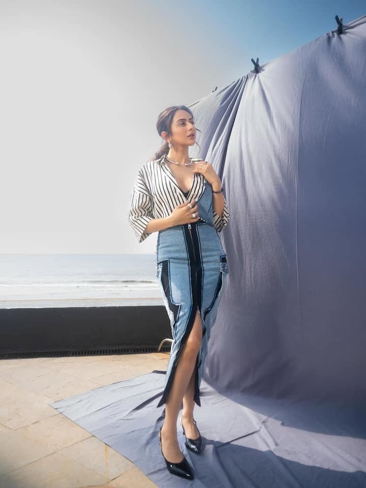 रकुल के वेवी हेयर को लो पोनीटेल में बांधा गया था. उनके इस लुक को फैशन स्टाइलिस्ट आस्था शर्मा ने स्टाइल किया.