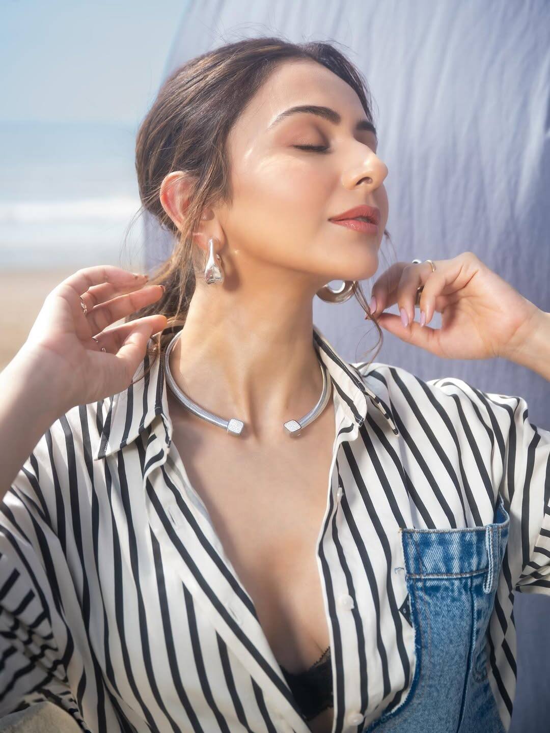 Rakul completed her look with a silver neck cuff from Naim Jewels, earrings and rings from Studio Viange.