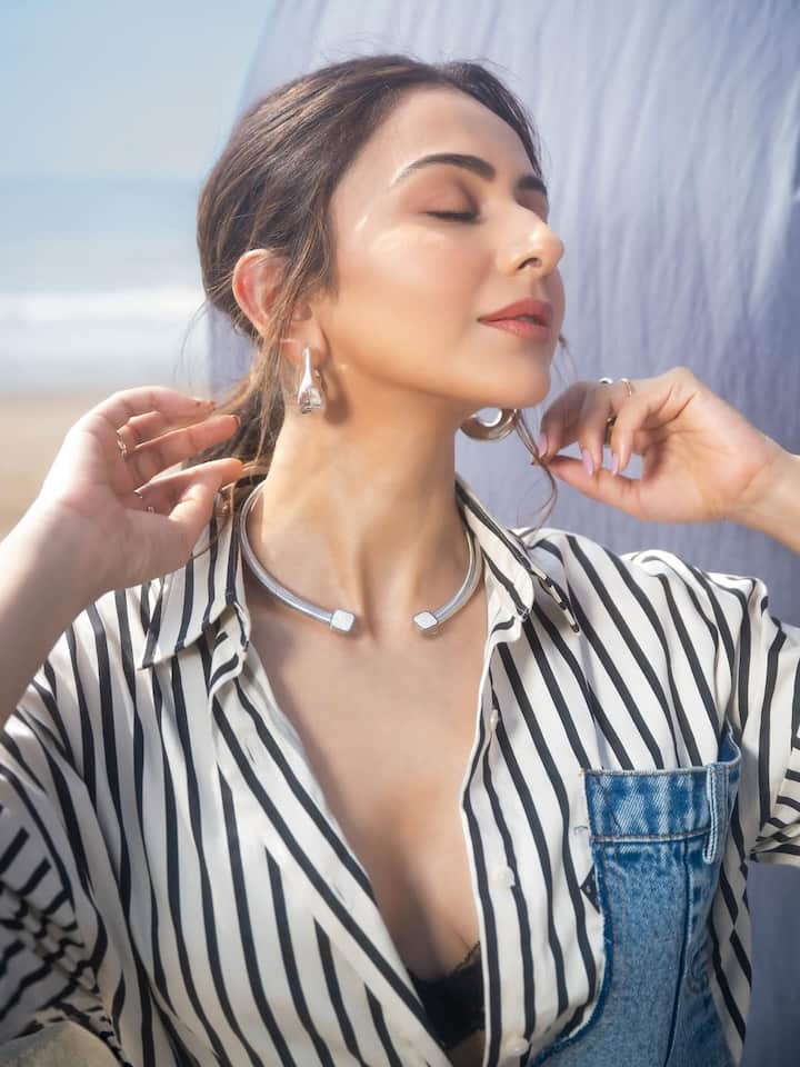 रकुल ने अपने लुक को नैम ज्वेल्स की सिल्वर नेक कफ, स्टूडियो वियेंज की ईयररिंग्स और रिंग्स के साथ पूरा किया.