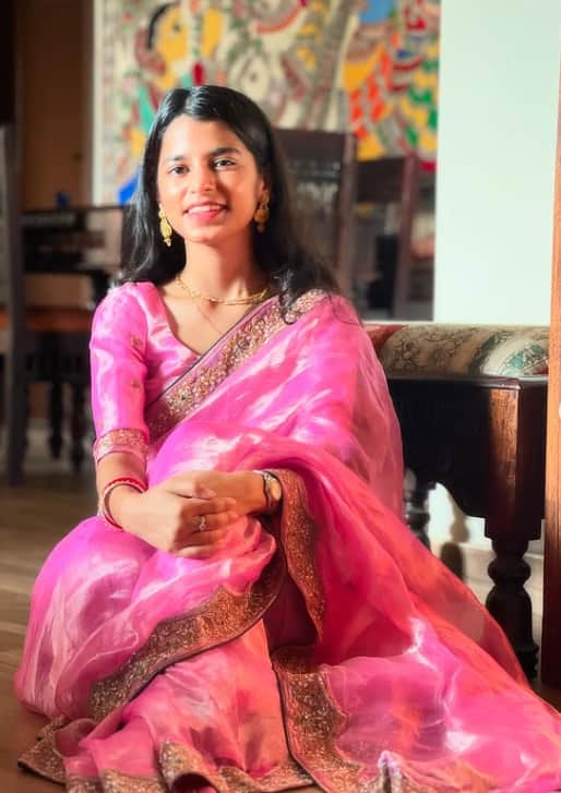 मैथिली ठाकुर की नेटवर्थ- अलीनगर विधानसभा सीट से बीजेपी प्रत्याशी मैथिली ठाकुर ने अपने नामांकन के साथ जो शपथपत्र दाखिल किया है, उसमें उन्होंने अपनी कुल चल संपत्ति (मूवेबल एसेट्स) 2,32,33,255 रुपये बताई है. उनके पास 1.80 लाख रुपये नकद, दो करोड़ से ज्यादा की कीमत के वाहन और कीमती जेवर-जेवरात भी हैं. इसके अलावा उनके पास 47 लाख रुपये की खुद की संपत्ति है, जिसका वर्तमान बाजार मूल्य 1.5 करोड़ रुपये बताया गया है.