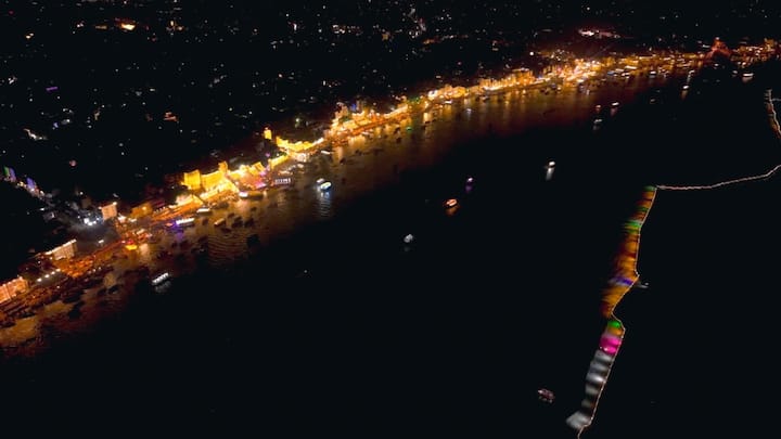 On the occasion of Dev Diwali, special worship was done at Kashi Vishwanath Temple. During this time Baba's court was decorated with thousands of colorful lights and lamps.