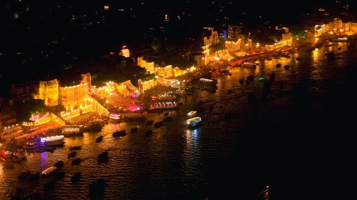 వారణాసి ఘాట్లలో లక్షలాది దీపాల వెలుగులు, లేజర్ షో భక్తులను మంత్రముగ్ధులను చేశాయి.
