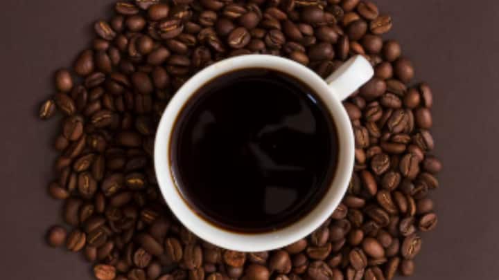 তাহলে কফি কোন সময় পান করা উচিত? ব্রায়ান বলেন, “সকালে কফি পান করলে ঘুমে ব্যাঘাত ঘটার সম্ভাবনা নেই। বরং মেটাবলিক রেট, ভাস্কুলার ফাংশন এবং রক্তের প্রবাহের উন্নতি ঘটবে।” ব্রায়ান জানিয়েছেন, ক্য়াফিন এবং পলিফেনলস প্রদাহজনিত সমস্যা দূর করতে পারে, মস্তিষ্কের কোষকেও রক্ষা করে। পলিফেনলসে যে প্রাকৃতিক উপাদান রয়েছে, তা অ্যান্টিঅক্সিড্যান্ট হিসেবে কাজ করে। কোষের ক্ষতি হতে দেয় না।