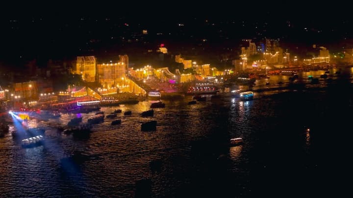 కార్తీక పౌర్ణమి సందర్భంగా గంగా నది రెండు ఘాట్లు దీపాకాంతులతో వెలిగిపోయాయి. రాష్ట్ర ప్రభుత్వం ఈ సంవత్సరం దేవ దీపావళిని మరింత ఘనంగా నిర్వహించింది.