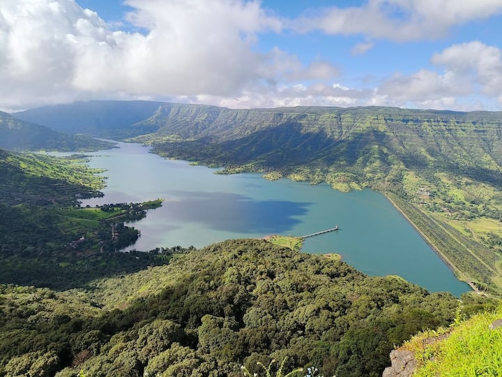 महाराष्ट्रातील ही सर्व हिल स्टेशन निसर्ग, शांतता आणि थंड हवेचा आनंद देतात. अशा ठिकाणी काही दिवस घालवणं म्हणजे खऱ्या अर्थाने शरीर आणि मन दोन्ही ताजेतवाने होणं.