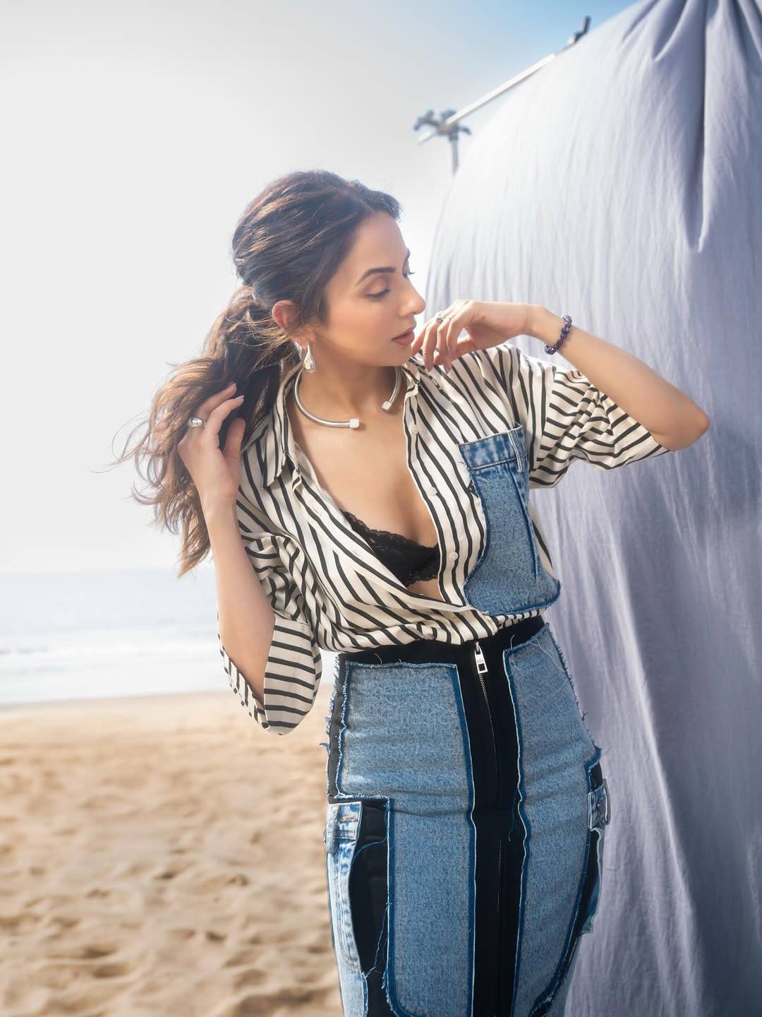 The total cost of this promotional look of Rakul is around Rs 51 thousand. In which the price of shirt is 18 thousand and that of skirt is 33 thousand.