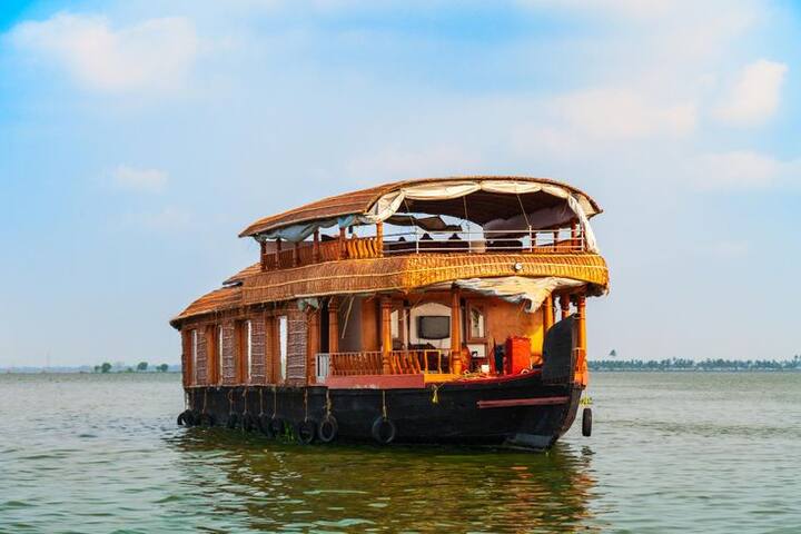 या हाऊसबोटमध्ये एकूण आठ खोल्या आहेत. महाराष्ट्रात इतक्या खोल्यांची ही पहिलीच हाऊसबोट आहे.