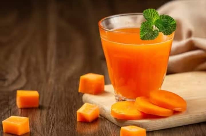 गाजर खाने या उसका जूस पीने से हृदय संबंधी बीमारियों से बचाव हो सकता है। गाजर में विटामिन ई और एंटीऑक्सीडेंट होते हैं, जो कोलेस्ट्रॉल के स्तर को कम करने और रक्तचाप को नियंत्रित रखने का काम करते हैं, जिससे हृदय रोग का खतरा कम होता है।