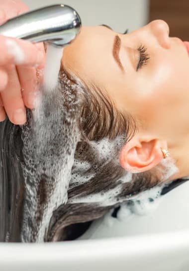 ਜੇਕਰ ਤੁਹਾਡੀ ਖੋਪੜੀ ਜਲਦੀ ਤੇਲਯੁਕਤ ਹੋ ਜਾਂਦੀ ਹੈ, ਤਾਂ ਤੁਹਾਨੂੰ ਹਰ ਦੂਜੇ ਦਿਨ ਜਾਂ ਹਰ ਰੋਜ਼ ਹਲਕੇ ਸ਼ੈਂਪੂ ਨਾਲ ਆਪਣੇ ਵਾਲ ਧੋਣ ਦੀ ਲੋੜ ਹੋ ਸਕਦੀ ਹੈ। ਅਜਿਹਾ ਨਾ ਕਰਨ ਨਾਲ ਤੇਲ ਅਤੇ ਗੰਦਗੀ ਇਕੱਠੀ ਹੋ ਸਕਦੀ ਹੈ ਜਿਸ ਨਾਲ ਡੈਂਡਰਫ ਅਤੇ ਵਾਲ ਝੜ ਸਕਦੇ ਹਨ।