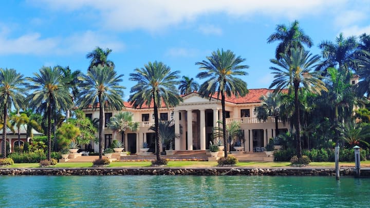 According to Bloomberg report, Atherton is the most expensive zip code in America. The average price of houses here ranges from 10 to 100 million dollars i.e. around Rs 83 crore to Rs 830 crore.