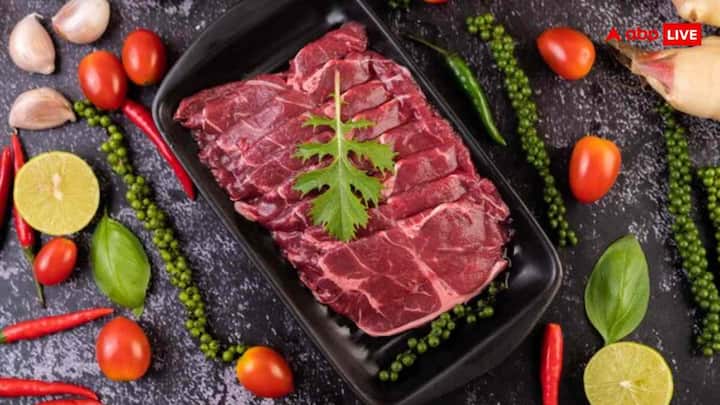 रेड मीट, समुद्री मछलियां, दालें और ज्यादा तेल-मसाले वाला खाना में प्यूरीन की मात्रा ज्यादा होती है. ये यूरिक एसिड को बढ़ा सकते हैं. ऐसे खाने सीमित मात्रा में खाएं. इसके बदले हरी सब्जियां, सलाद, ओट्स, और ताजे फल अपनी डाइट में शामिल करें. चेरी, स्ट्रॉबेरी और नींबू पानी यूरिक एसिड को बेअसर करने में मदद करते हैं.