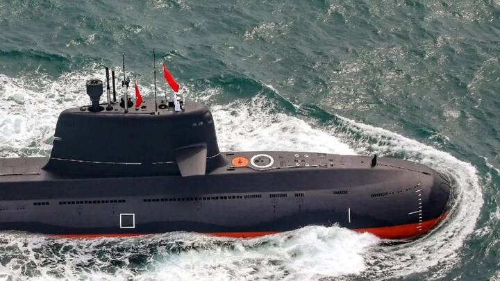 अमेरिका की ओहायो-क्लास का नाम इस सूची में सबसे ऊपर आता है. ये विशाल SSBNs Trident II D5 बैलिस्टिक मिसाइलों से लैस हैं और अमेरिकी रणनीतिक परमाणु भंडार का एक बड़ा हिस्सा इन्हीं पर रहता है. ओहायो वर्ग की विश्वसनीयता और क्षमता ने इन्हें दशकों से अमेरिका का मुख्य समुद्री परमाणु स्तम्भ बना दिया है.