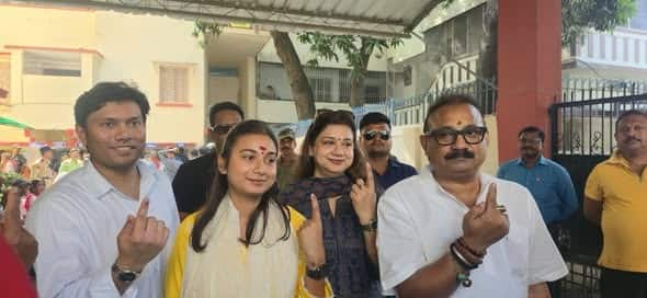 बिहार सरकार के मंत्री अशोक चौधरी ने पटना में मतदान के बाद कहा, “राज्य की जनता जात-पांत से ऊपर उठकर हमारे साझा गौरव और विकास को ध्यान में रखकर वोट करे.”
