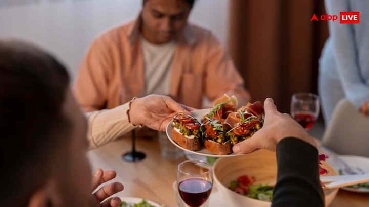 हाथ से खाने में हमारी कई इंद्रियां जैसे touch, smell, sight शामिल होती हैं. खाने को छूने, उसकी गर्माहट और बनावट महसूस करने से हमारा दिमाग जल्दी संकेत देता है कि पेट भर गया है. इससे ज्यादा खाने की आदत पर काबू पाया जा सकता है और वजन कंट्रोल रखने में मदद मिलती है.